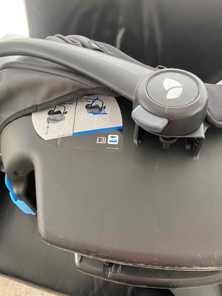 Photo of free Child car seat & isofix (Thankerton ML1) #2