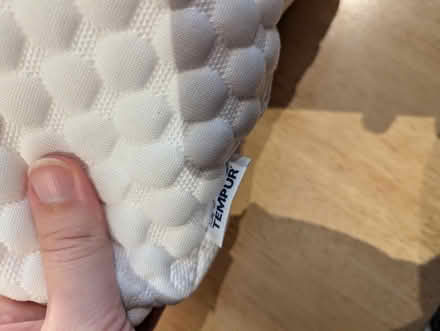Photo of free X2 memory foam pillows (SE3) #4