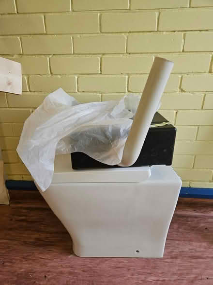 Photo of free Toilet & cistern (Se50eb) #1