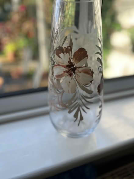 Photo of free Medium sized heavy acrylic vase (Hoddesdon EN11) #2