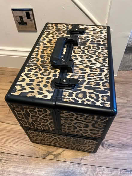 Photo of free Vanity case with small mirror and keys to lock (North Camp GU14) #1
