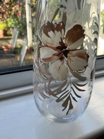 Photo of free Medium sized heavy acrylic vase (Hoddesdon EN11) #3
