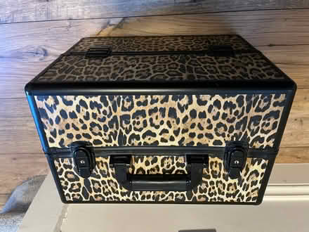 Photo of free Vanity case with small mirror and keys to lock (North Camp GU14) #2