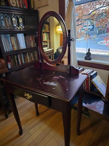 Photo of free Maquillage table (Sunnyside) #1