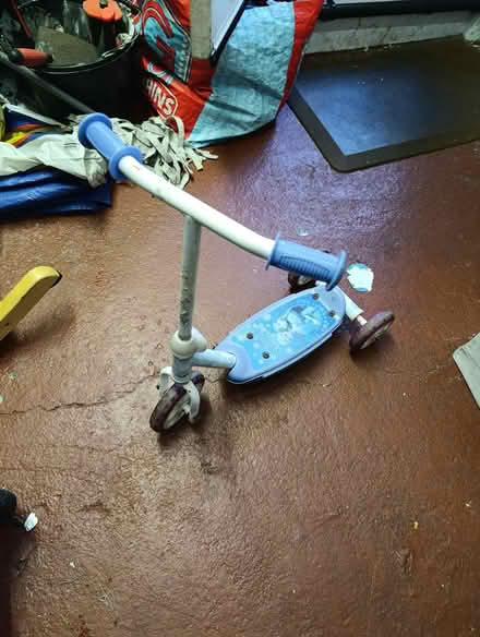 Photo of free Frozen 3 wheel scooter (Sheffield S8 Meersbrook) #1