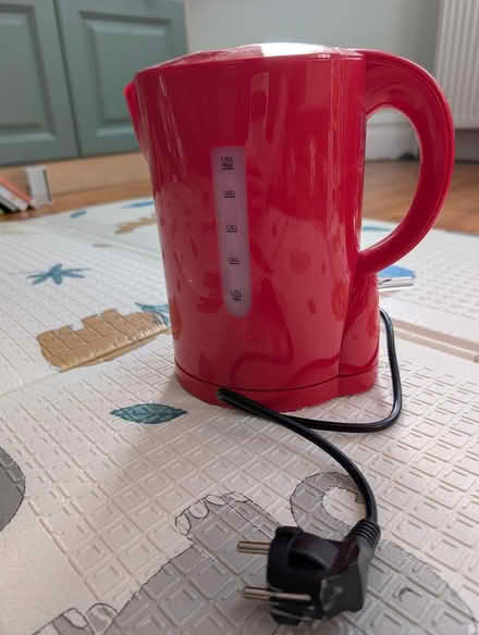 Photo of free Red kettle with European plug (South Croydon CR2) #2