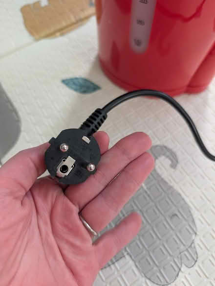 Photo of free Red kettle with European plug (South Croydon CR2) #3