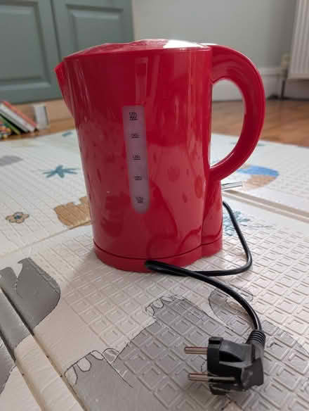 Photo of free Red kettle with European plug (South Croydon CR2) #1
