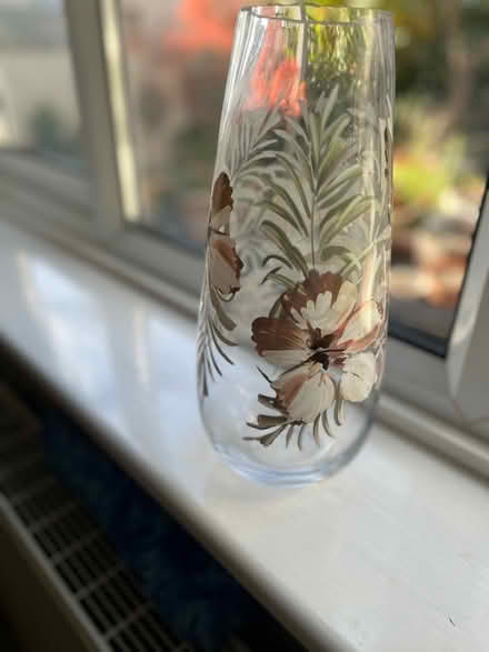 Photo of free Medium sized heavy acrylic vase (Hoddesdon EN11) #1