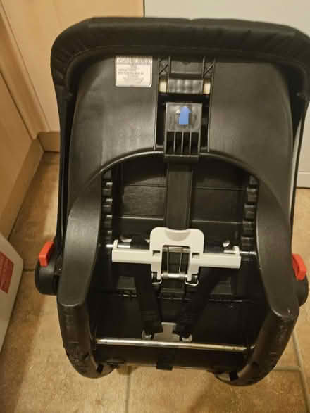 Photo of free Baby carseat and isofix base (Kenilworth CV8) #2