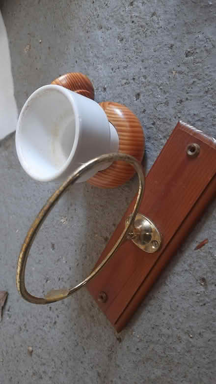Photo of free Towel, toilet roll & toothbrush holder (Byfleet KT14) #1