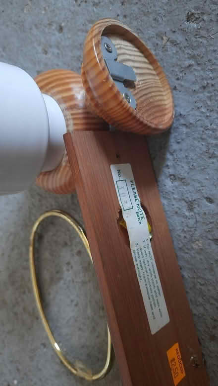 Photo of free Towel, toilet roll & toothbrush holder (Byfleet KT14) #2
