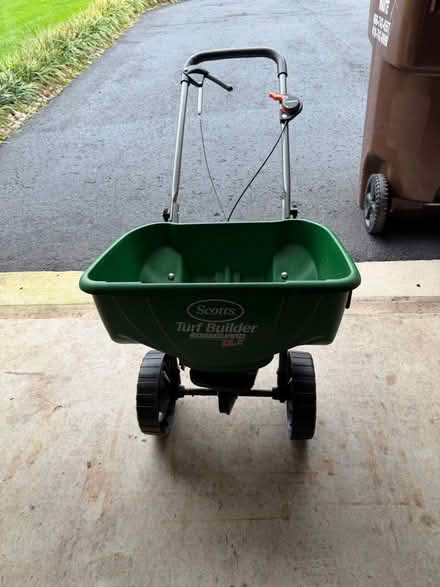 Photo of free Scott’s Turf Builder EdgeGuard (East Centreville) #1