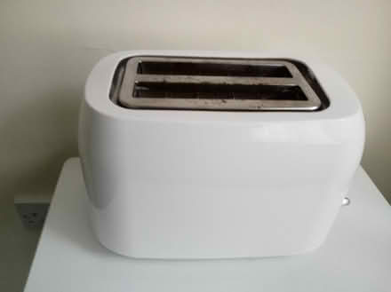 Photo of free White Basic Toaster (Wolverhampton (WV10)) #1