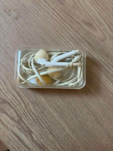 Photo of free Old Samsung in-ear headphone (W9) #2