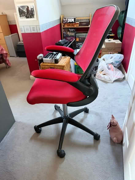 Photo of free Office / Computer Chair (red / black) (Priestwood RG42) #2