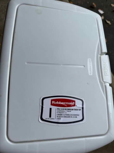 Photo of free Rubber maid garbage can cover (NE Glenview (Lake & Harms)) #1