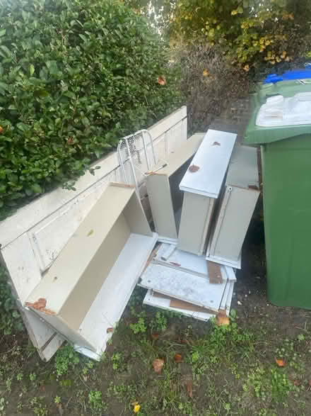 Photo of free Door and Broken Chest of Drawers (Se29ez) #1