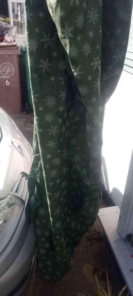 Photo of free Christmas tree bag with wheels (Sutton SM3) #1