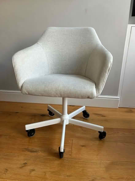 Photo of free Beige swivel desk chair on wheels (Kilburn Park NW6) #1