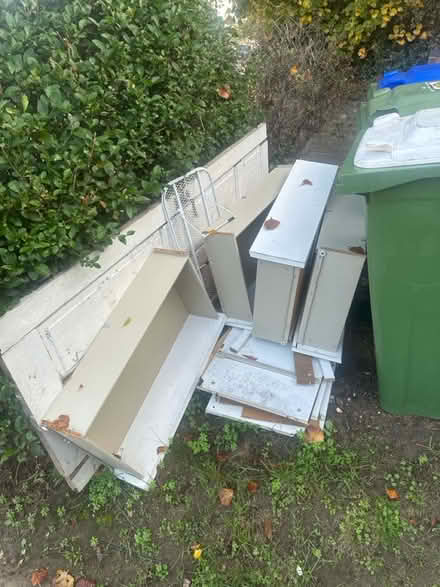 Photo of free Door and Broken Chest of Drawers (Se29ez) #2